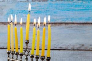 menorah de hanukkah avec bougies et dreidel argenté. photo