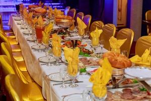 table de banquet de restauration joliment décorée avec différentes collations et apéritifs photo