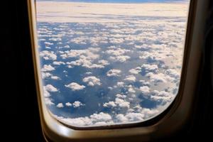 nuages blancs moelleux et ciel bleu d'avion. photo