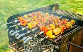 légumes et viande au barbecue. photo