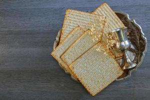 pessa'h nature morte avec du vin et du pain de pâque juive azyme photo