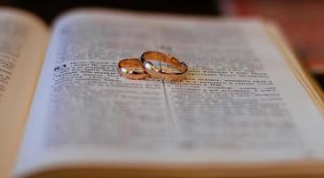 deux anneaux de mariage sur une bible photo