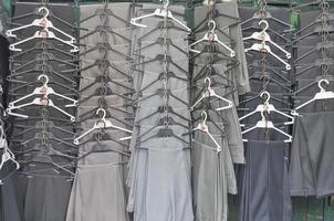 pantalon gris avec étiquette produit polski signifiant fabriqué en pologne photo