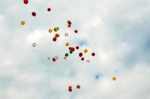 montgolfières dans le ciel. photo