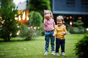 deux soeurs avec des beignets dans la cour du soir. délicieux beignets délicieux. photo