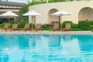 parasol avec lit piscine autour de la piscine avec fond de mer océan photo