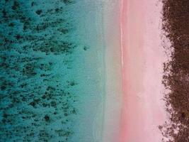 vue de dessus de l'océan bleu avec plage de sable rose à labuan bajo indonésie photo
