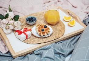 petit déjeuner romantique au lit photo