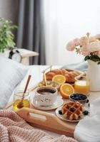 petit déjeuner au lit photo