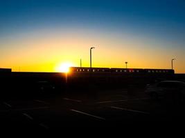 silhouette de sky train entrant ou sortant dans le magnifique coucher de soleil. photo