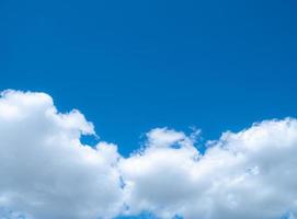 beau ciel bleu et nuages avec fond naturel de lumière du jour. le vaste ciel bleu et le ciel nuageux. photo