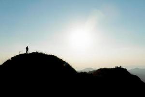 voyageur silhouette sur grande montagne en thaïlande photo