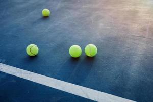balles de tennis sur terrain bleu. photo