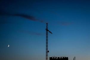 silhouette de grue dans la nuit photo