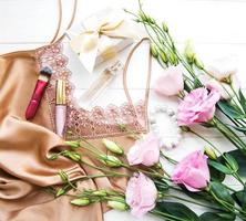 lingerie avec fleurs et coffret cadeau photo