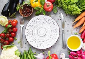 assiette vide et légumes frais photo