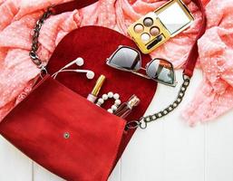 sac en cuir rouge avec accessoires