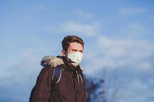 jeune homme avec masque médical photo