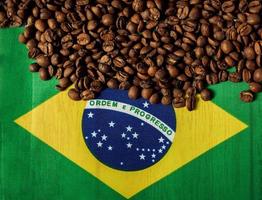 grains de café sur le drapeau du brésil photo