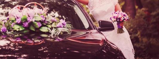 une mariée avec un bouquet photo