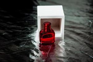 bouteille de parfum rouge photo