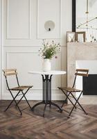 table d'appoint et chaises confortables photo