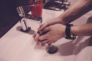 l'homme se lave les mains dans la salle de bain photo