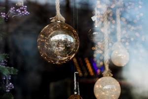 boules vintage sur le sapin de noël photo