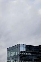 immeuble de bureaux contre le ciel photo