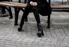 femme en manteau noir et bottes en cuir photo