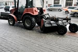 nettoie la neige sur la rue de la ville photo