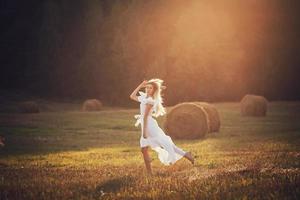 fille de beauté dans le champ photo