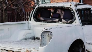 camionnette blanche abandonnée photo