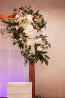 arche de mariage avec des fleurs photo