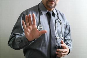 médecin intelligent ouvrant la main, ordinateur à écran tactile, stéthoscope, vue de face, effet de filtre photo