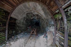 mine abandonnée avec chariot de transport photo