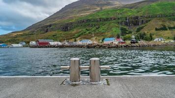 quai métallique solitaire à seydisfjordur, et de beaux fjords autour, islande, été. photo