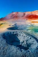 zone active géothermique hverir près du lac myvatn en islande, ressemblant au paysage martien de la planète rouge, à l'été et au ciel bleu photo
