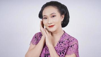 beauté dans kebaya montrant un visage doux gâté isolé sur fond blanc photo