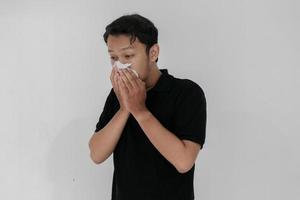 l'homme asiatique malade la grippe et la toux est assis avec des tissus. maladie, grippe, concept de douleur. concepts de soins de santé et corona photo