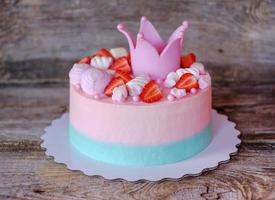 beau gâteau rose fait maison avec couronne de princesse photo