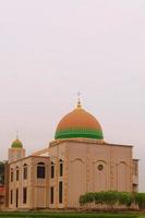 bâtiment de la mosquée au milieu des rizières photo