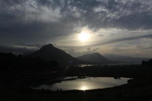 coucher de soleil au bord du réservoir de jatiluhur photo