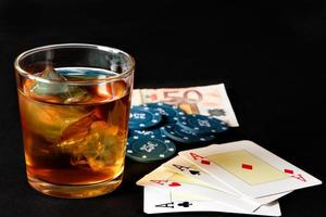 poker, whisky et argent. photo