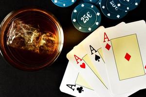 poker, whisky et argent. photo