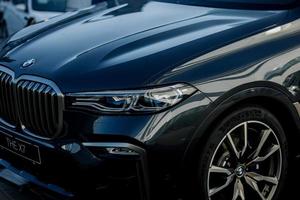 minsk, biélorussie, février 2022 - voiture de luxe bmw x 7 photo