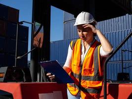 contremaître ingénieur femme entreprise bureau regarder rapport tablette smartphone logistique cargaison importation exportation technologie de production numérique client industrie mécontent sérieux triste inquiétude problème photo