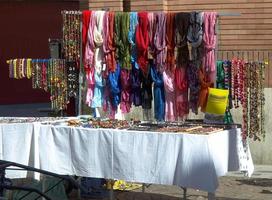 marché vendant des vêtements ethniques photo