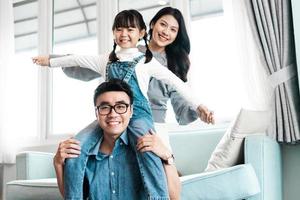 photos de famille asiatique à la maison
