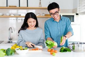 image d'un couple qui cuisine ensemble photo